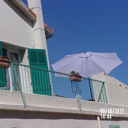 Stud Terras Ville Corniche 2 Pers Stat Gratuit Rue Modif Suivt Possib Et Accord Exclusif Marselha Exterior foto