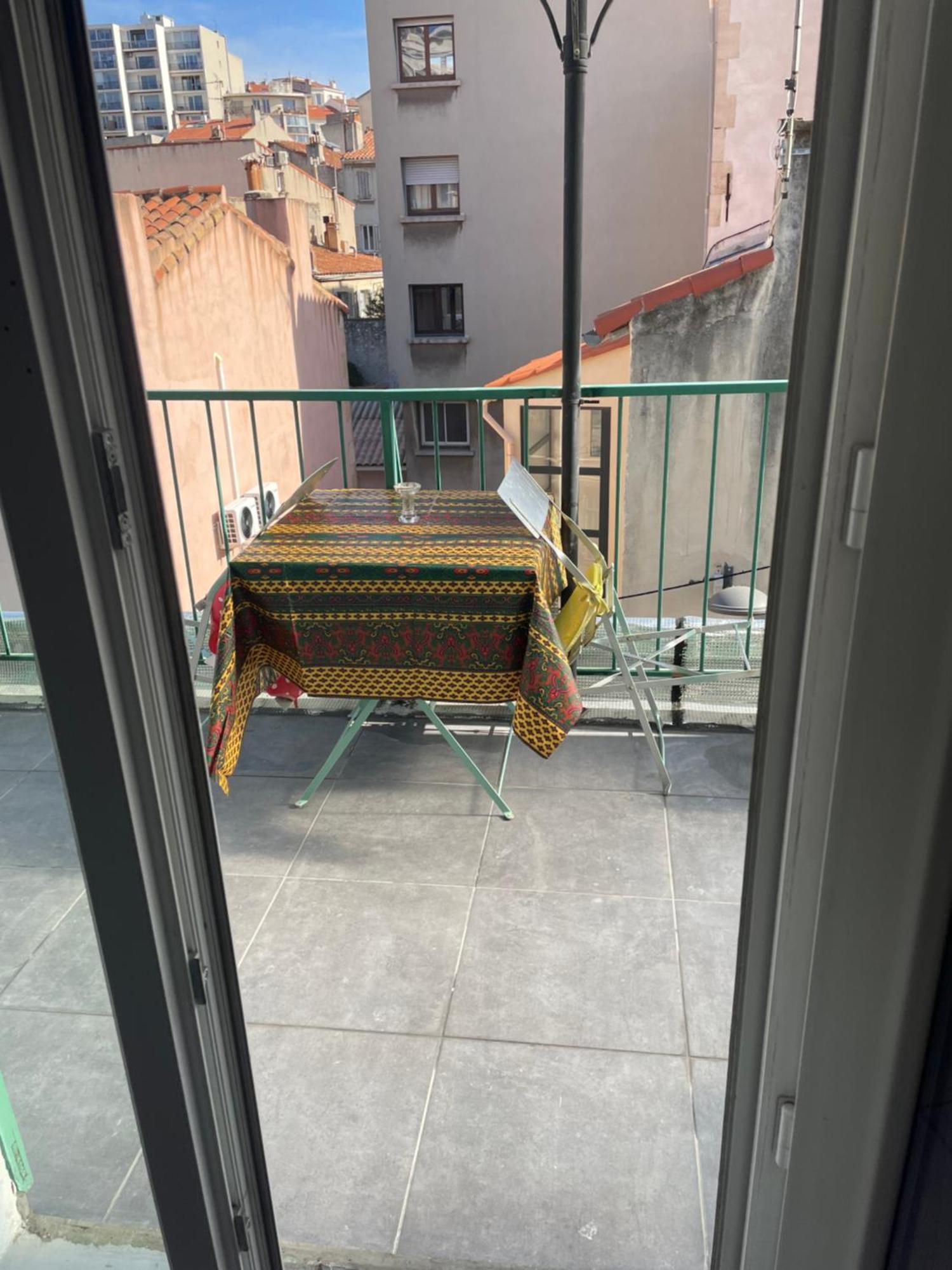 Stud Terras Ville Corniche 2 Pers Stat Gratuit Rue Modif Suivt Possib Et Accord Exclusif Marselha Exterior foto